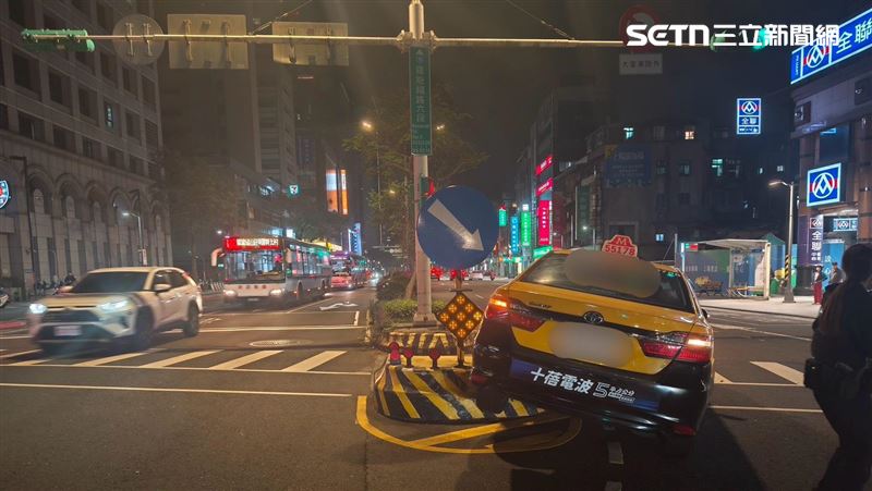 台灣新聞通訊社-左轉幅度過大！小黃自撞行人庇護島卡住　後座乘客嚇傻腿軟