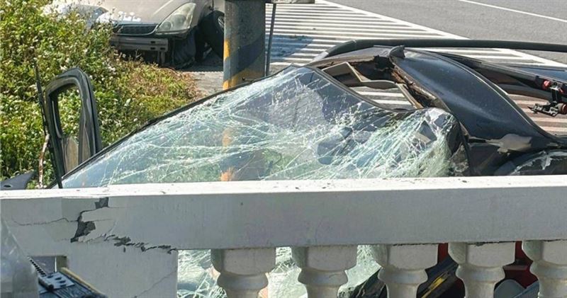 台灣新聞通訊社-台東成功鎮7旬翁駕車失控撞車再衝民宅受困　救出無心跳、送醫傷重不治