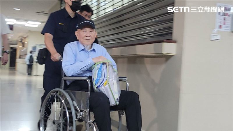 台灣新聞通訊社-擺脫輪椅、拐杖！沈慶京揪女大跳熱舞轉圈圈　他回嗆：我想自救不行嗎？