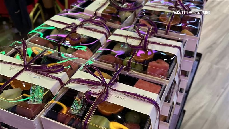 台灣新聞通訊社-喜宴「禮盒水果9宮格」拎著走　網友：南部超霸氣