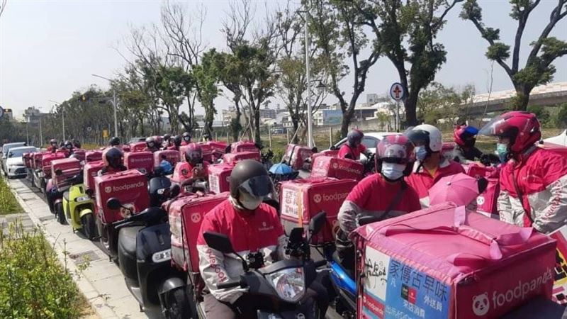 台灣新聞通訊社-快訊／外送血汗！Grab併熊貓！全總示警：防星國「獎金遭砍」重演