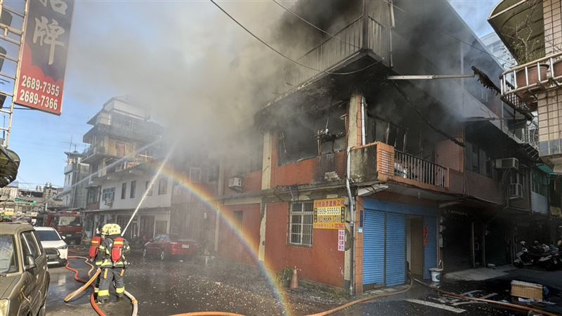 台灣新聞通訊社-快訊／樹林透天厝火警！火煙竄出消防射水急搶救