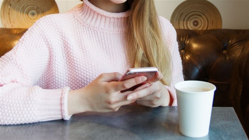 台灣新聞通訊社-IG滑16小時！6歲玩YouTube淪陷　她「社群成癮」提告贏了　天價賠償曝