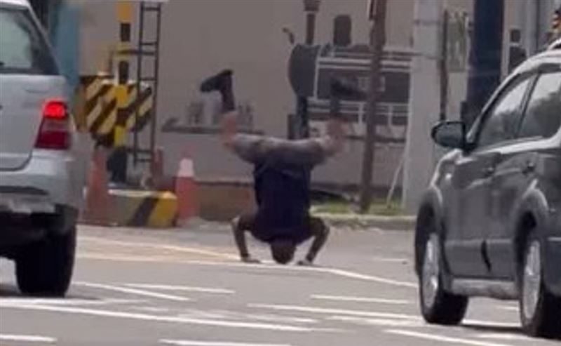 台灣新聞通訊社-平交道旁練功？彰化阿北「倒立看火車」　路過民眾傻眼了：練蛤蟆功？