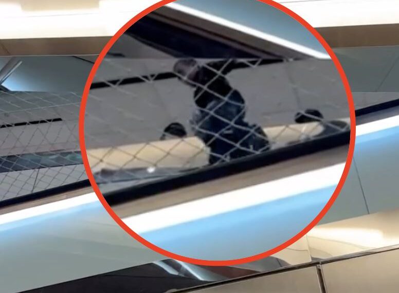 台灣新聞通訊社-當遊戲場？2歲童「翻過電扶梯帷幕」旅客拍到「跳下瞬間」：都在叫他停