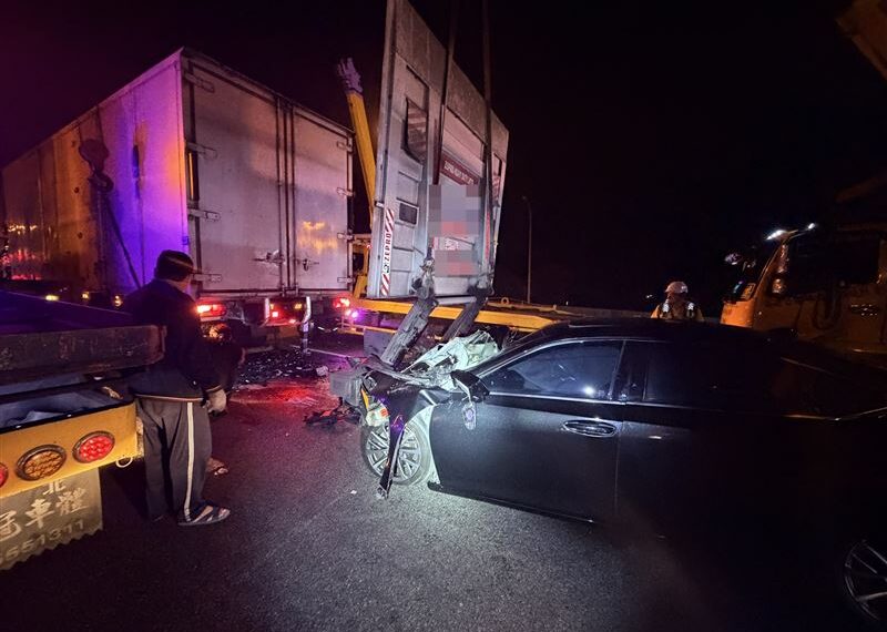 台灣新聞通訊社-女駕車故障停國道中線！轎車撞進大貨車下…慘「斷頭」釀1死2傷　現場曝