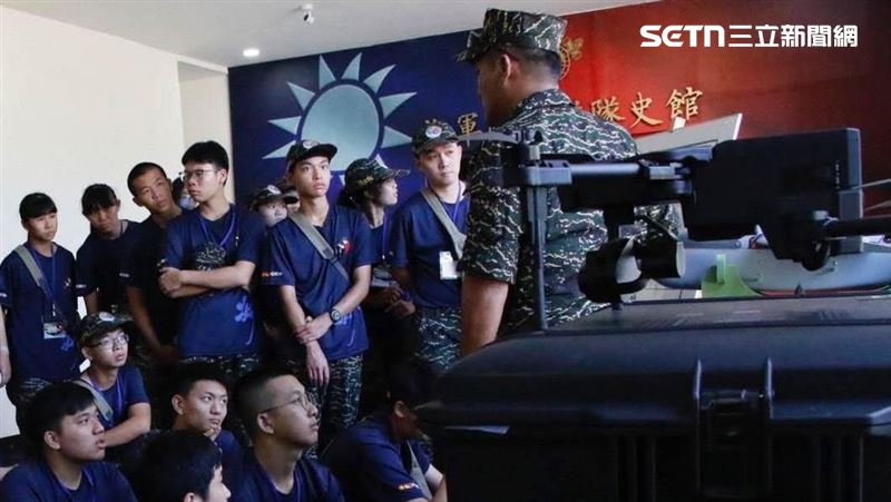台灣新聞通訊社-搭上「浮光・共鄰」眷村時光機…6小時扎根國防教育！