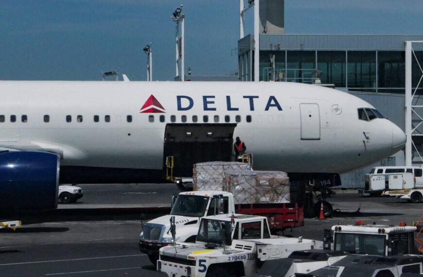 台灣新聞通訊社-達美航空A330客機巴西起飛不久引擎爆炸 乘客見火光尖叫