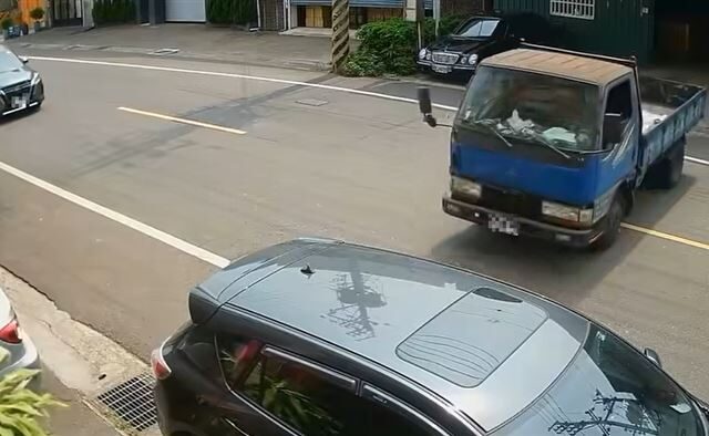 台灣新聞通訊社-台中藍色小貨車「無人自駕」35秒　驚見汪星人掌舵滑行撞車