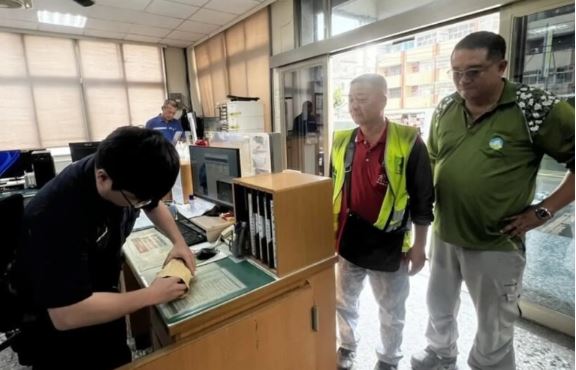 台灣新聞通訊社-百歲人瑞遺物被回收　清潔員驚見「衣櫃掉出50萬」！家屬急現身認領