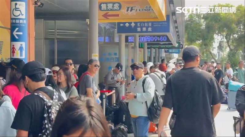 台灣新聞通訊社-小琉球遊客回來了！大清早東港碼頭湧現人潮　連假首日登島人數曝光