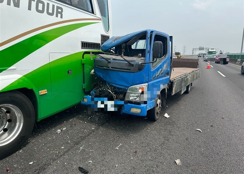 台灣新聞通訊社-快訊／清明掃墓3車連環撞！皮卡遭撞噴「側翻躺路肩」　國3紫爆堵1公里