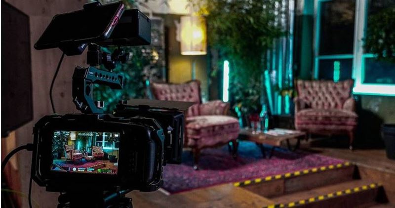 台灣新聞通訊社-24歲女主播直播1小時暈倒　清醒30分鐘內被公司開除！專家：恐違法