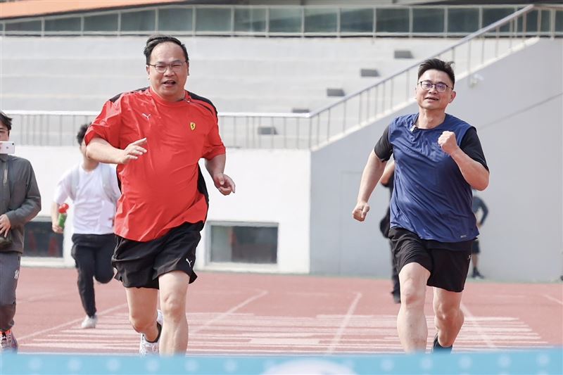 台灣新聞通訊社-「王易喘」來高雄！「阿川喘不喘」運動會賴瑞隆贏了　王義川成最喘王