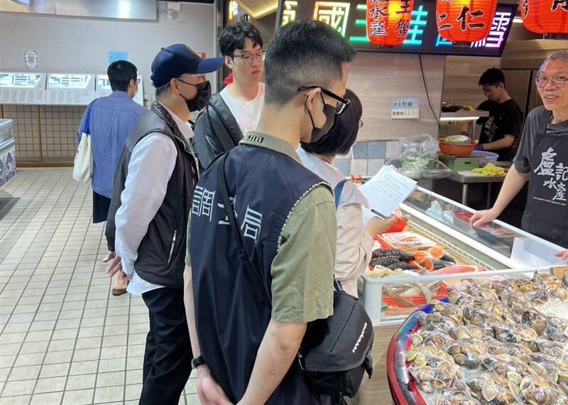 台灣新聞通訊社-「物價聯合稽查小組」清明連假再出擊　稽查惡意囤塑料品店家