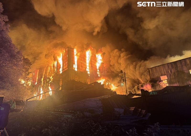 台灣新聞通訊社-6條水線齊發！五股舊衣工廠惡火　警消連夜灌救12小時撲滅