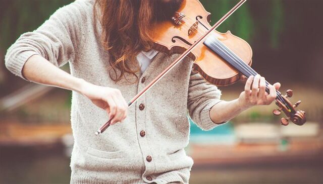 台灣新聞通訊社-芬蘭演出驚魂　指揮動作不慎碰落億元名琴