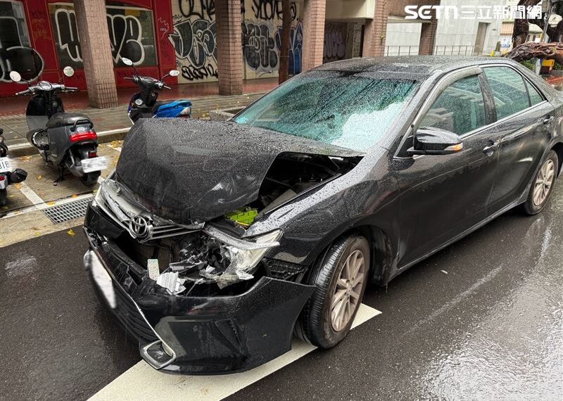 台灣新聞通訊社-基隆路一度塞爆！路樹倒塌轎車急煞　小黃閃避不及追撞釀禍