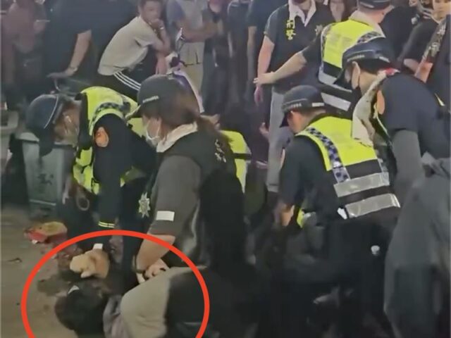 台灣新聞通訊社-快訊／抵鎮瀾宮前又爆衝突！酒空男見媽祖鑾轎猛推擠　遭警過肩摔壓制
