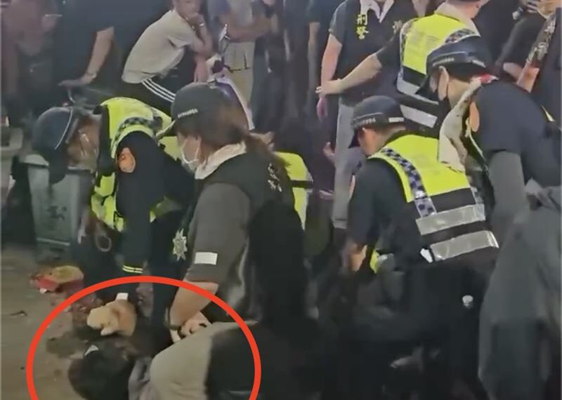 台灣新聞通訊社-快訊／抵鎮瀾宮前又爆衝突！酒空男見媽祖鑾轎猛推擠　遭警過肩摔壓制