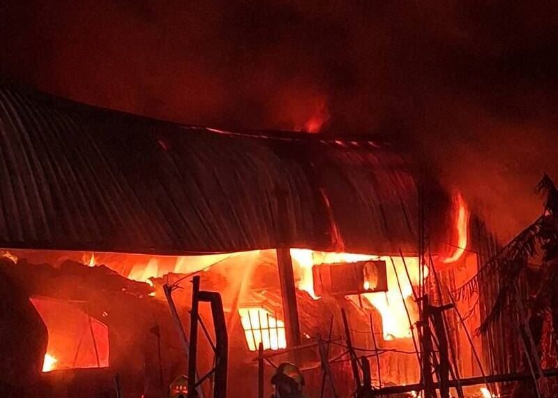 台灣新聞通訊社-苗栗私人宮廟暗夜大火！屋內「堆滿金銀紙」全面燃燒　鐵皮屋燒到垮了