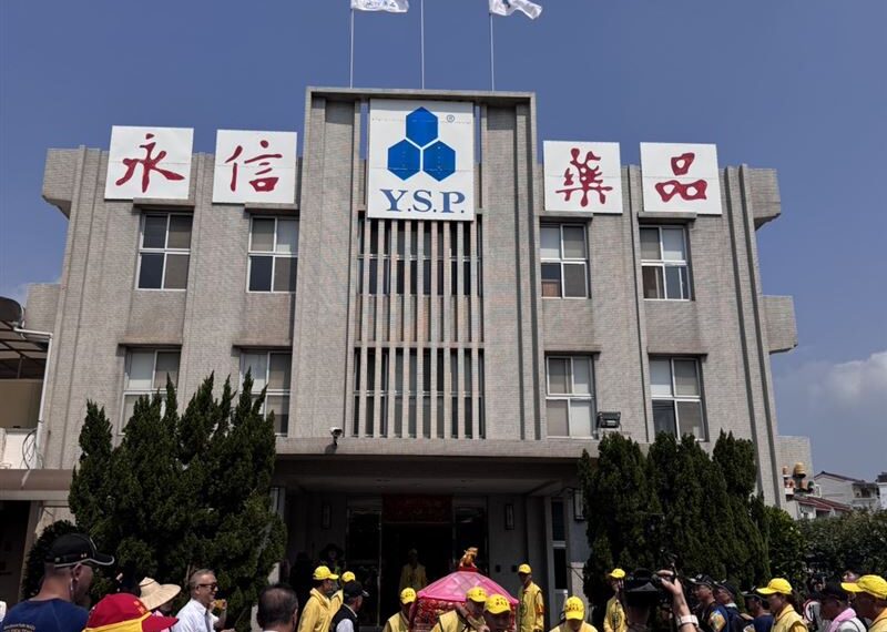 台灣新聞通訊社-有望四媽齊聚?「粉紅超跑」進大甲市區!停駕永信藥品15分鐘後再度啟程