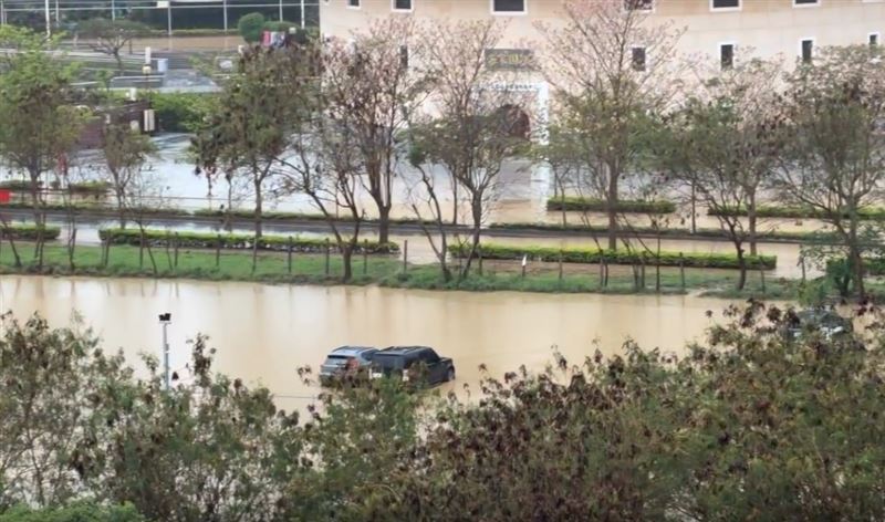 台灣新聞通訊社-大雨狂炸苗栗！高鐵附近停車場變「游泳池」　汽車泡水現場慘況曝光