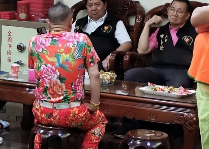 台灣新聞通訊社-獨家／吊車大王現身拱天宮「坐矮凳」主委挨轟失禮　胡漢龑親自還原內幕