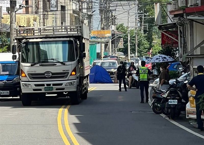 台灣新聞通訊社-貨車違停卸貨！8旬嬤熱心「擺三角錐」司機起步沒看到…她慘被輾爆頭亡