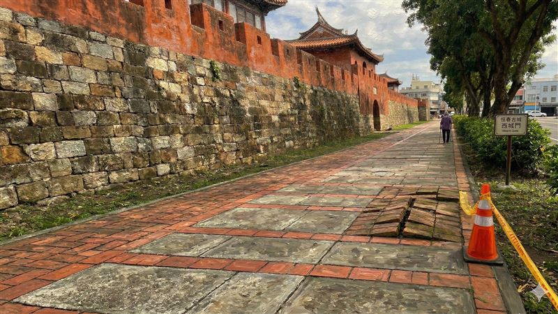 台灣新聞通訊社-奪命地磚!屏東老翁散步遭「暗器」絆倒亡 鎮公所甩鍋失敗判賠百萬定讞