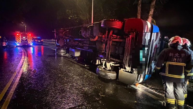 台灣新聞通訊社-疑天雨路滑!北宜公路大貨車失控翻覆「卡護欄」 駕駛+乘客2傷送醫