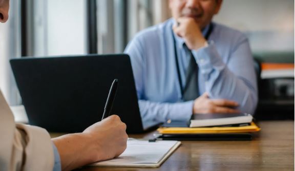 台灣新聞通訊社-40歲求職履歷直接刷掉？網點破「中年大叔」隱藏優勢　家有老小不敢頂嘴