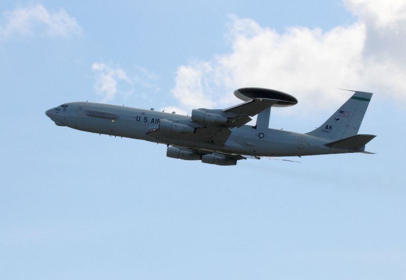 台灣新聞通訊社-沙烏地基地美軍E3預警機遭毀　多架軍機露天停放