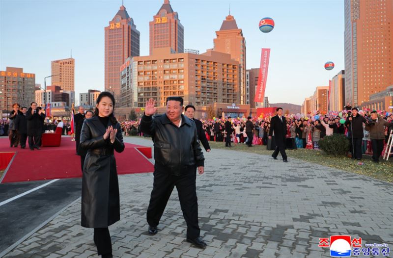 台灣新聞通訊社-金正恩視察平壤新住宅區　偕女兒逛寵物店摸貓狗