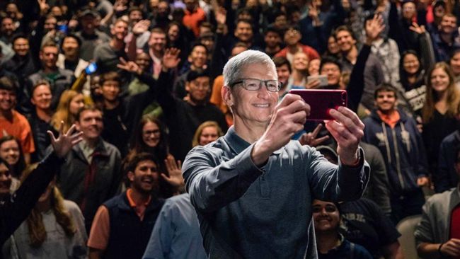 台灣新聞通訊社-從車庫奇蹟到全球霸主！蘋果50週年里程碑　庫克感性發聲