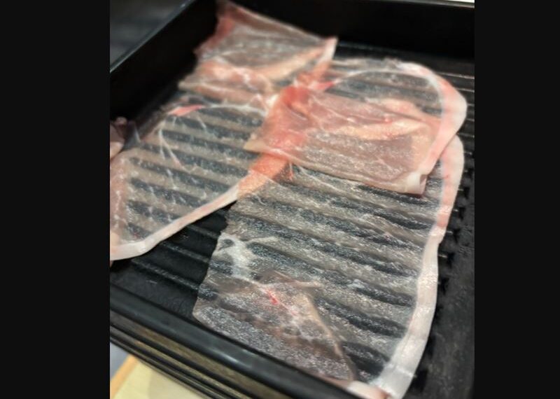 台灣新聞通訊社-肉片「薄到透光」被罵翻！知名火鍋店道歉認了：沒遵守SOP