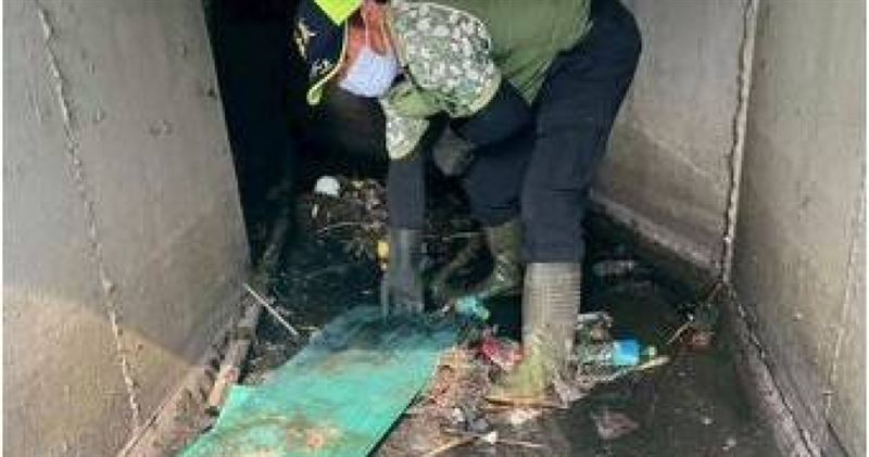 台灣新聞通訊社-太扯！嘉義水溝被完全堵死…一挖驚見「超巨型異物」鄉長怒離揪譜真相