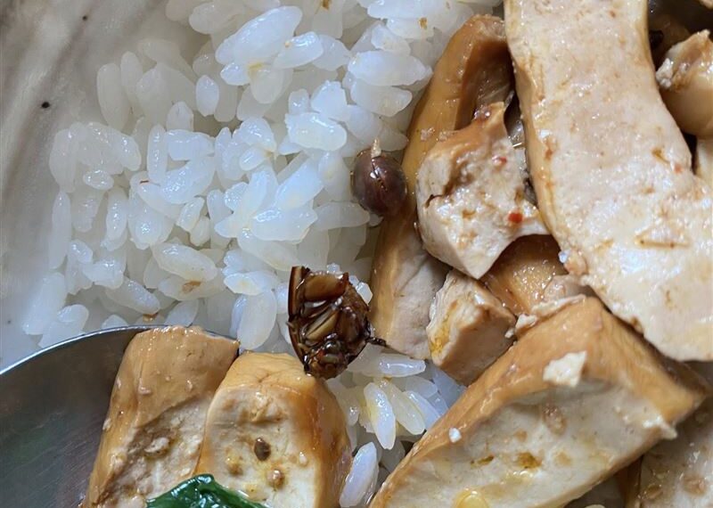 台灣新聞通訊社-劉德華愛店「君悅排骨」民吃到蟑螂頭！店長致歉全面清消　衛生局要查了