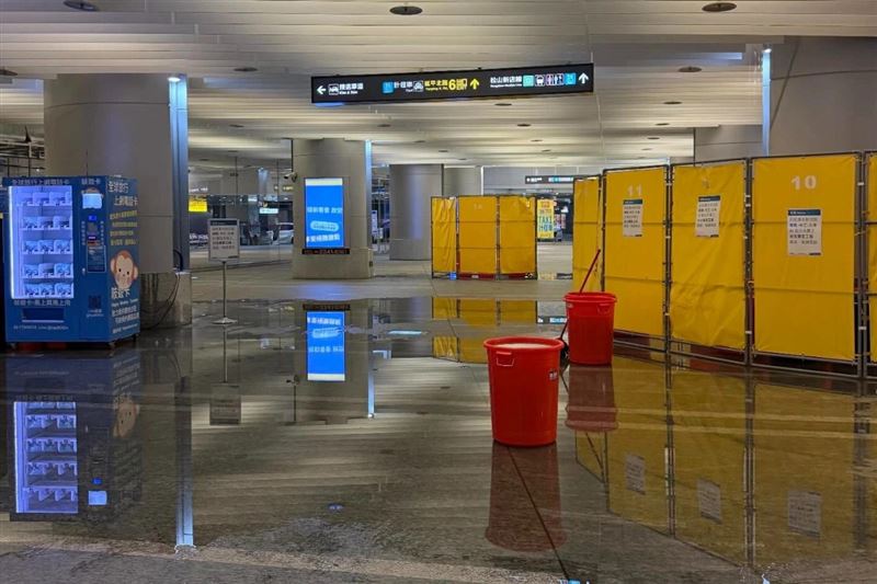 台灣新聞通訊社-台北雙子星工程積水 機捷台北車站B1漏水緊急處理