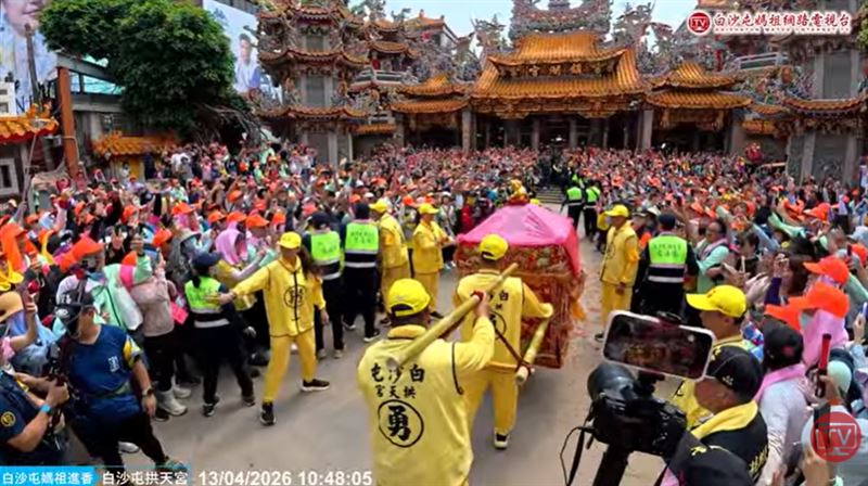 台灣新聞通訊社-迫不及待見姐妹！白沙屯媽祖鑾轎小跑步直衝+甩尾晃動　轎班慘甩飛跌倒