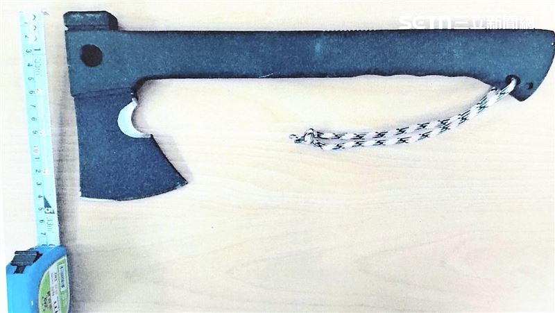 台灣新聞通訊社-老闆奪斧頭救人！不滿被要求賠償修車費　他重回老東家砍傷前同事