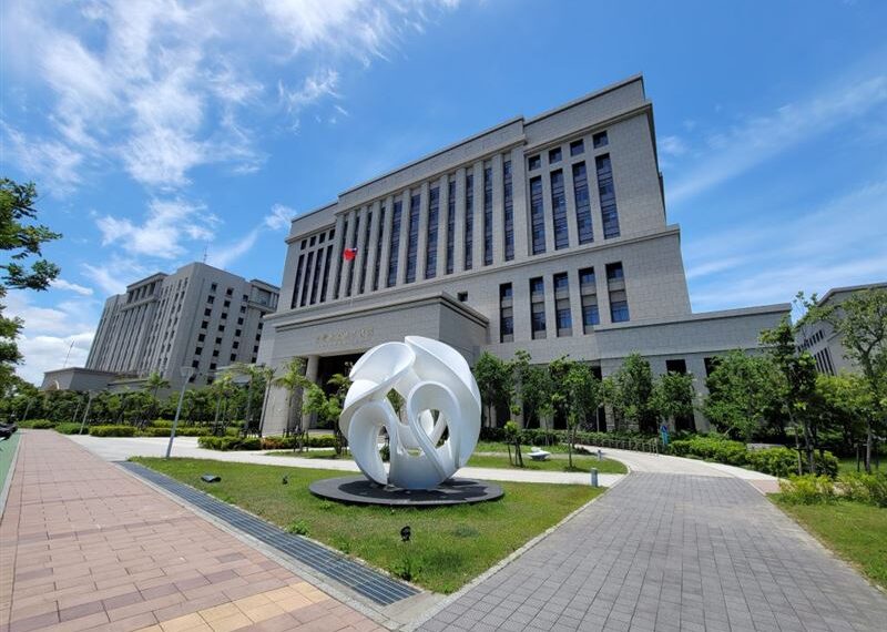 台灣新聞通訊社-幫友出氣害到自己！「9發煙火」射鄰家…害燒院子　職業軍人下場慘了