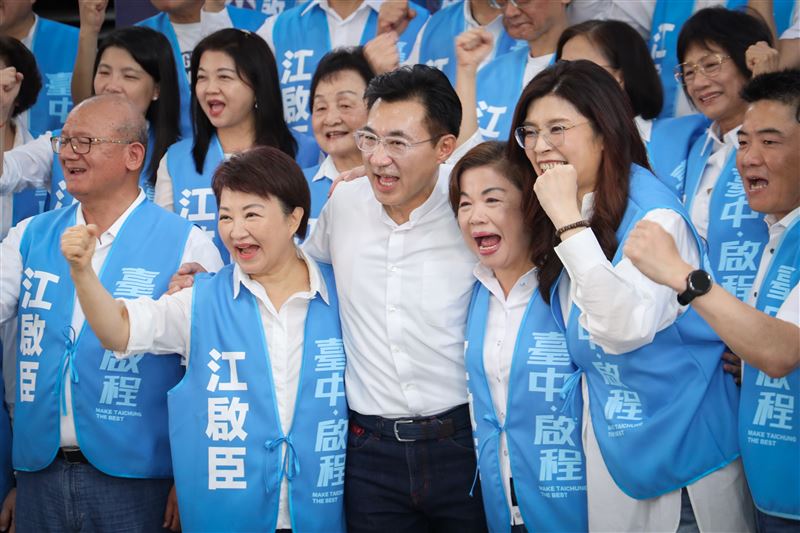 台灣新聞通訊社-藍營「姊弟之爭」江啟臣獲勝!盧秀燕號召誓師大會…姊弟擁抱團結畫面曝