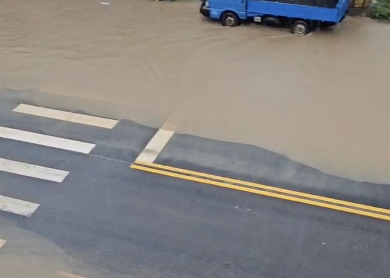 台灣新聞通訊社-雨彈炸苗栗!國3通霄匝道口成「划水道」積水長200米 車輛激起大量水花