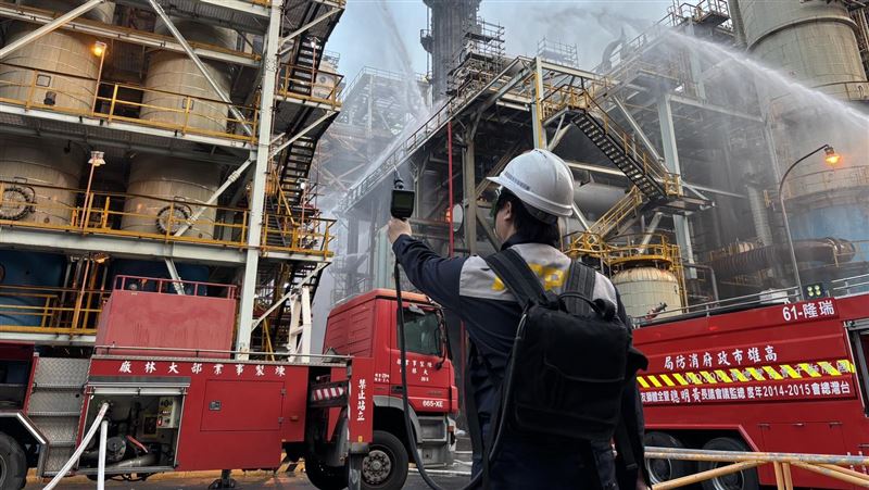 台灣新聞通訊社-AI法眼活捉黑煙怪！中油大林廠火燒媒裂工場　高市府重罰500萬不手軟