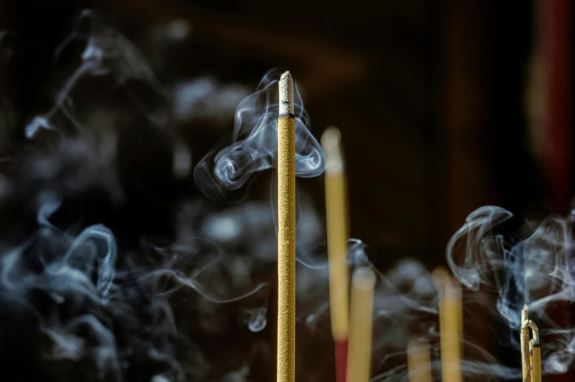 台灣新聞通訊社-掃墓穿錯鞋會招鬼？命理師示警5大禁忌　這類水果上桌恐「亡者成串」