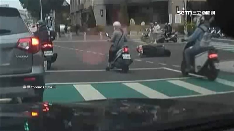 台灣新聞通訊社-禮讓救護車！騎士急剎遭追撞　躺坐墊慘摔