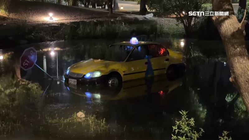 台灣新聞通訊社-高美館濕地驚見「計程車泡水」　民眾嚇報警鬧烏龍