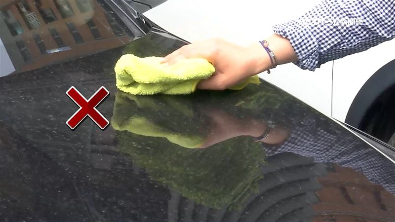 台灣新聞通訊社-獨家／燒金紙愛車蒙塵「乾擦是大忌」　洗車3招不傷烤漆