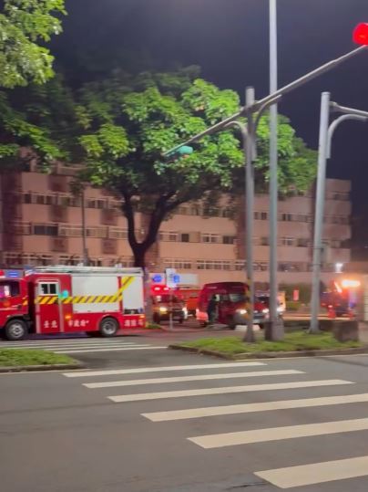 台灣新聞通訊社-快訊/三總松山分院驚傳火警!疑3樓病房竄煙 53名警消衝現場